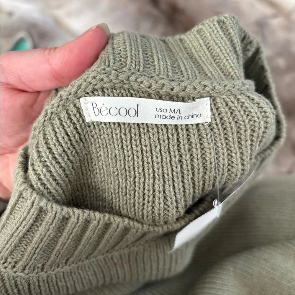 NWT  Green Women's Sweater - Picture 3 of 5
